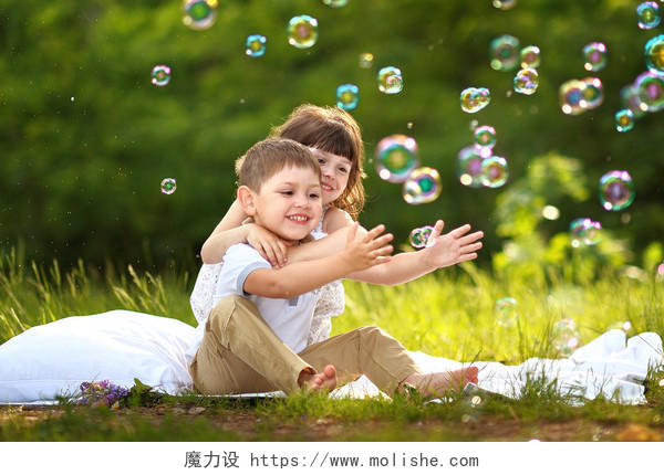 男孩和女孩在夏天的肖像幸福幸福的人美好童年微笑的小孩